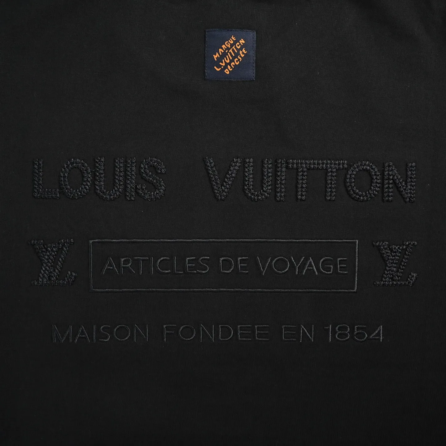 Louis Vuitton/Louis Vuitton short sleeves with small logo on the chest and letter embroidery on the back